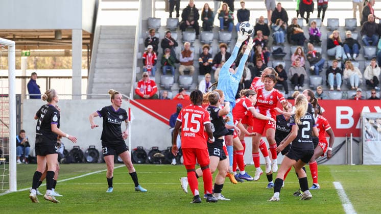 Team (FC Bayern München) und Luisa Palmen (21, SGS Essen) beim Spiel zwischen FC Bayern München v SGS Essen, Fußball, Frauen, DFB-Pokal Frauen, 2025 2026, Halbfinale am 06.04.2026 in München, FC Bayern Campus. Bayern Deutschland