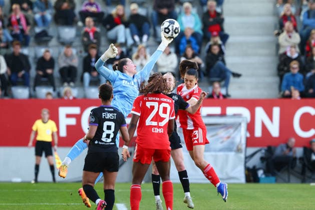 Luisa Palmen (21, SGS Essen) vor Natalia Padilla-Bidas (23, FC Bayern München) beim Spiel zwischen FC Bayern München v SGS Essen, Fußball, Frauen, DFB-Pokal Frauen, 2025 2026, Halbfinale am 06.04.2026 in München, FC Bayern Campus. Bayern Deutschland