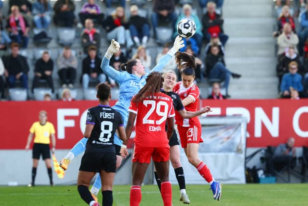 Luisa Palmen (21, SGS Essen) vor Natalia Padilla-Bidas (23, FC Bayern München) beim Spiel zwischen FC Bayern München v SGS Essen, Fußball, Frauen, DFB-Pokal Frauen, 2025 2026, Halbfinale am 06.04.2026 in München, FC Bayern Campus. Bayern Deutschland