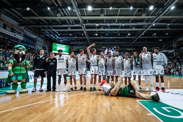 Die Gladiators feiern den Sieg, Vet Concept Gladiators Trier vs MHP Riesen Ludwigsburg, Basketball, easyCredit BBL, 28. Spieltag, Saison 2025 2026, 06.04.2026 Vet Concept Gladiators Trier vs MHP Riesen Ludwigsburg, Basketball, easyCredit BBL, 28. Spieltag, Saison 2025 2026, 06.04.2026 Copyright: xEibner-Pressefoto AlexanderxNeisx EP_ANS