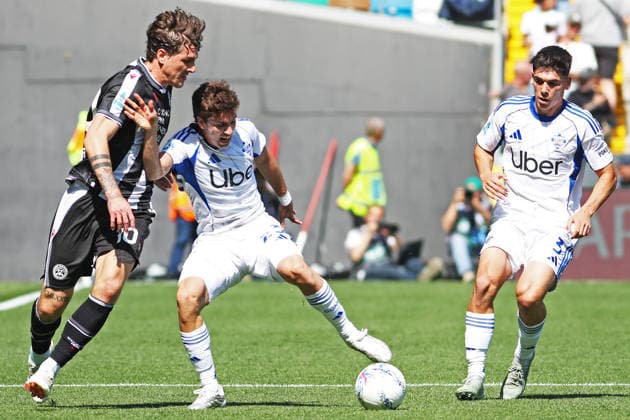 Como’s Maximo Perrone fights for the ball with Udinese’s Nicolo Zaniolo during the Serie A soccer match between Udinese and Como at the Bluenergy Stadium in Udine, north east Italy - Monday, April 06,2026 - soccer  Copyright: xAndreaxBressanutti LaPressex