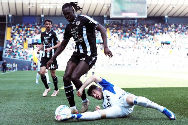 ComoÕs Martin Baturina fights for the ball with Udinese s Oumar Solet during the Serie A soccer match between Udinese and Como at the Bluenergy Stadium in Udine, north east Italy - Monday, April 06,2026 - soccer  Copyright: xAndreaxBressanutti LaPressex