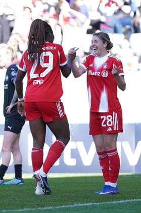 Edna Imade (29 Bayern) und Barbara Dunst (28 Bayern) jubeln über das Tor zum 4-0 beim DFB Pokalhalbfinale FC Bayern München -SGS Essen am 06.04.2026 in München. München FC Bayern Campus Bayern Deutschland
