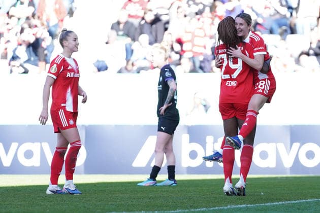 Giulia Gwinn (7 FC Bayern) , Edna Imade (29 Bayern) und Barbara Dunst (28 Bayern) jubeln über das Tor zum 4-0 beim DFB Pokalhalbfinale FC Bayern München -SGS Essen am 06.04.2026 in München. München FC Bayern Campus Bayern Deutschland