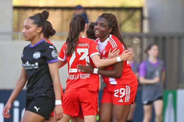 Torjubel Edna IMADE (FCB) nach Tor zum 4-0, Jubel,Freude,Begeisterung mit Natalia PADILLA-BIDAS (FCB),Aktion. FC Bayern Muenchen - SGS Essen Fussball DFB Pokal Halbfinale der Frauen am 06.04.2026 FC BAYERN CAMPUS