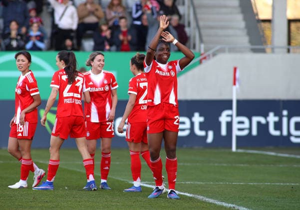 Fussball, Frauen, Saison 2025 2026, FC Bayern München - SGS Essen, DFB-Pokal, Halbfinale, Campus 4:0 durch Edna Imade (FC Bayern München)(FC Bayern München) Tor, Jubel