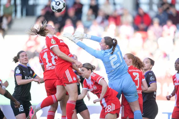 Fußball, DFB Pokal der Frauen, 20260406, FC Bayern München - SGS Essen. Im Bild v.l. Magdalena ERIKSSON (Bayern, 5), Barbara DUNST (Bayern, 28), Torfrau Luisa PALMEN (Essen, 21), Stine BALLISAGER (Bayern, 3). München FC Bayern Campus Bayern Deutschland Copyright: Passion2Press MarkusxFischerx