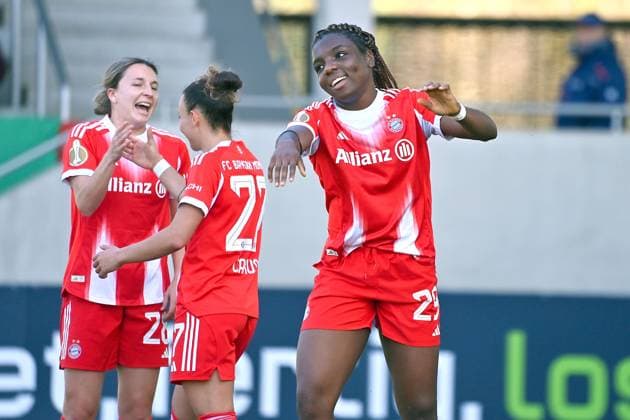 Torjubel Edna IMADE (FCB) nach Tor zum 4-0, Jubel,Freude,Begeisterung,.Aktion. hi:Barbara DUNST (FCB), Arianna CARUSO (FCB). FC Bayern Muenchen - SGS Essen Fussball DFB Pokal Halbfinale der Frauen am 06.04.2026 FC BAYERN CAMPUS