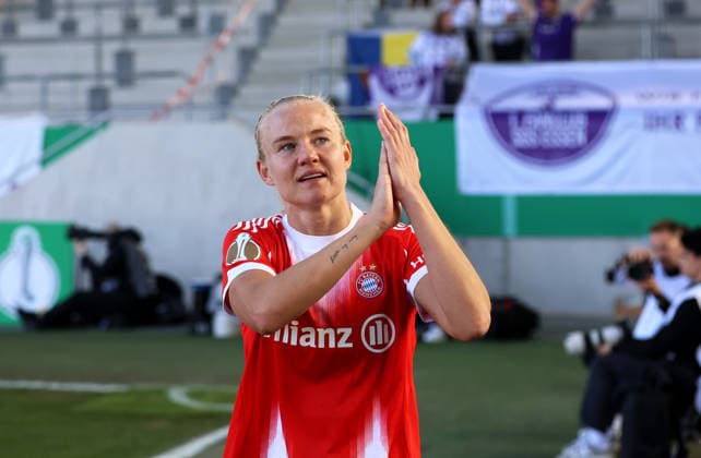 Fussball, Frauen, Saison 2025 2026, FC Bayern München - SGS Essen, DFB-Pokal, Halbfinale, Campus Pernille Harder (FC Bayern München) klatscht, klatschend, Applaus
