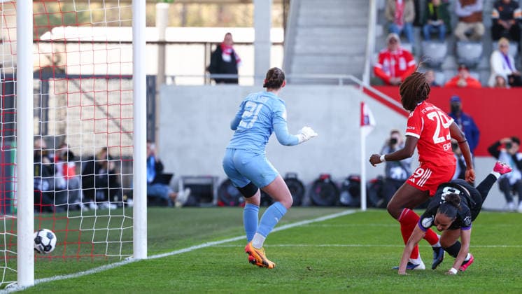 Edna Imade (29, FC Bayern München) Tor zum 4 : 0 beim Spiel zwischen FC Bayern München v SGS Essen, Fußball, Frauen, DFB-Pokal Frauen, 2025 2026, Halbfinale am 06.04.2026 in München, FC Bayern Campus. Bayern Deutschland