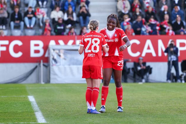 Edna Imade (29, FC Bayern München) und Barbara Dunst (28, FC Bayern München) Tor zum 4 : 0 beim Spiel zwischen FC Bayern München v SGS Essen, Fußball, Frauen, DFB-Pokal Frauen, 2025 2026, Halbfinale am 06.04.2026 in München, FC Bayern Campus. Bayern Deutschland