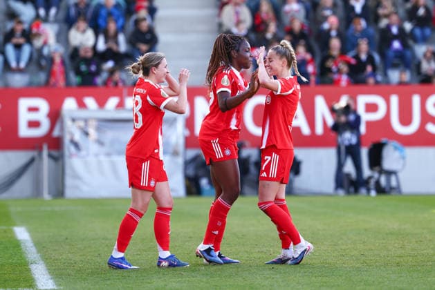 Giulia Gwinn (7, FC Bayern München), Barbara Dunst (28, FC Bayern München) und Edna Imade (29, FC Bayern München) Tor zum 4 : 0 beim Spiel zwischen FC Bayern München v SGS Essen, Fußball, Frauen, DFB-Pokal Frauen, 2025 2026, Halbfinale am 06.04.2026 in München, FC Bayern Campus. Bayern Deutschland
