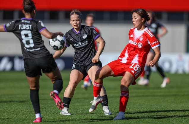 GER, München, FC Bayern München vs SGS Essen, DFB-Pokal Frauen, Fussball, DFB, Spielzeit 2025 2026, FC Bayern Campus, Halbfinale im Bild v.l.: Paulina Platner (SGS Essen Frauen 25), Momoko Tanikawa (Bayern München 18) DFB DFL REGULATIONS PROHIBIT ANY USE OF PHOTOGRAPHS AS IMAGE SEQUENCES AND OR QUASI-VIDEO, 06.04.2026 Copyright: HMBxMedia HendrikxHamelau