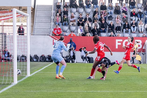 Edna Imade (FC Bayern Muenchen Frauen, 29) bei ihrem Tor zum 4:0 gegen Luisa Palmen (Torfrau, SGS Essen, 21) und Vanessa Fuerst (SGS Essen, 08), dahinter Natalia Padilla Bidas (FC Bayern Muenchen Frauen, 23) GER, FC Bayern Muenchen Frauen vs. SGS Essen, Fussball, DFB-Pokal, Halbfinale, Saison 2025 2026, 06.04.2026. (DFL DFB REGULATIONS PROHIBIT ANY USE OF PHOTOGRAPHS as IMAGE SEQUENCES and or QUASI-VIDEO). GER, FC Bayern Muenchen Frauen vs. SGS Essen, Fussball, DFB-Pokal, Halbfinale, Saison 2025 2026, 06.04.2026. Muenchen Copyright: xEibner-Pressefoto HeikexFeinerx EP_HFR