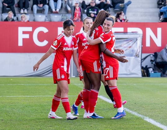 Momoko Tanikawa (FC Bayern Muenchen Frauen, 18), Natalia Padilla Bidas (FC Bayern Muenchen Frauen, 23) und Arianna Caruso (FC Bayern Muenchen Frauen, 27) bejubeln mit Edna Imade (FC Bayern Muenchen Frauen, 29) deren Tor zum 4:0 GER, FC Bayern Muenchen Frauen vs. SGS Essen, Fussball, DFB-Pokal, Halbfinale, Saison 2025 2026, 06.04.2026. (DFL DFB REGULATIONS PROHIBIT ANY USE OF PHOTOGRAPHS as IMAGE SEQUENCES and or QUASI-VIDEO). GER, FC Bayern Muenchen Frauen vs. SGS Essen, Fussball, DFB-Pokal, Halbfinale, Saison 2025 2026, 06.04.2026. Muenchen Copyright: xEibner-Pressefoto HeikexFeinerx EP_HFR