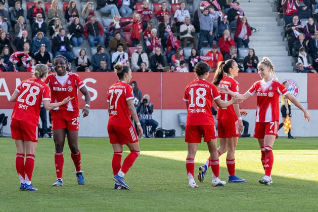 Die Muenchnerinnen um Barbara Dunst (FC Bayern Muenchen Frauen, 28) bejubeln mit Edna Imade (FC Bayern Muenchen Frauen, 29) deren Tor zum 4:0 GER, FC Bayern Muenchen Frauen vs. SGS Essen, Fussball, DFB-Pokal, Halbfinale, Saison 2025 2026, 06.04.2026. (DFL DFB REGULATIONS PROHIBIT ANY USE OF PHOTOGRAPHS as IMAGE SEQUENCES and or QUASI-VIDEO). GER, FC Bayern Muenchen Frauen vs. SGS Essen, Fussball, DFB-Pokal, Halbfinale, Saison 2025 2026, 06.04.2026. Muenchen Copyright: xEibner-Pressefoto HeikexFeinerx EP_HFR