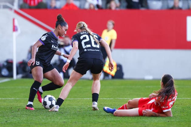 Vanessa Fürst (8, SGS Essen) und Lany Mia Bäcker (26, SGS Essen) klären vor Natalia Padilla-Bidas (23, FC Bayern München) beim Spiel zwischen FC Bayern München v SGS Essen, Fußball, Frauen, DFB-Pokal Frauen, 2025 2026, Halbfinale am 06.04.2026 in München, FC Bayern Campus. Bayern Deutschland