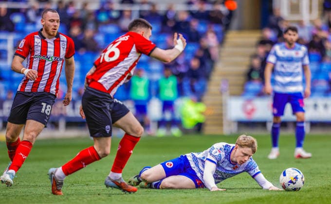 Reading v Lincoln City Sky Bet League 1 Paddy Lane of Reading is fouled by Ben House of Lincoln City during the Sky Bet League 1 match at the Select Car Leasing Stadium, Reading 06 04 2026 UK Newspapers OUT Copyright: xNeilxHolmesx FIL-23249-0013