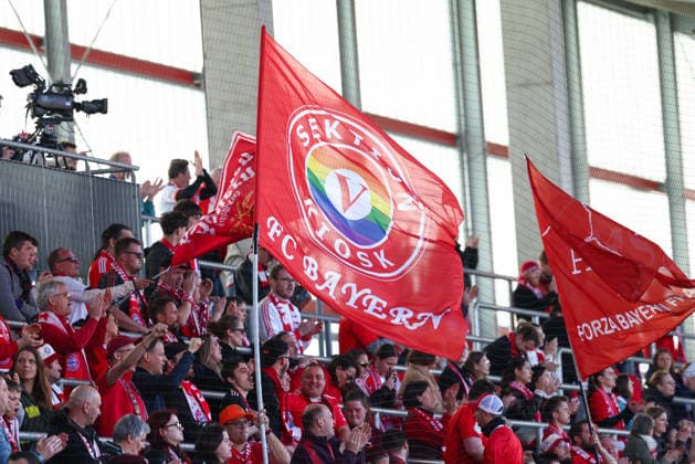 Fans von Team (FC Bayern München) beim Spiel zwischen FC Bayern München v SGS Essen, Fußball, Frauen, DFB-Pokal Frauen, 2025 2026, Halbfinale am 06.04.2026 in München, FC Bayern Campus. Bayern Deutschland