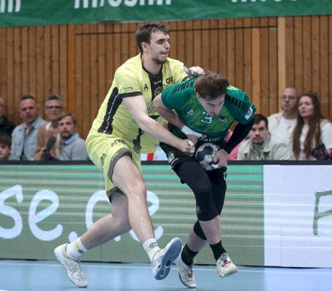 06.04.2026, xfsx, Herren, Handball, Saison 2025 2026, 3. Liga, Staffel Sued, 16. Spieltag: Woelfe Wuerzburg - SG Koendringen-Teningen v.li.: Adam Petric (SG Koendringen-Teningen), Jonas Krenz (Woelfe Wuerzburg) Wuerzburg tectake ARENA Bayern Deutschland