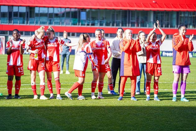 Die Spielerinnen des FC Bayern Edna Bernadette Amani (15 Bayern) ,Carolin Simon (30 FC Bayern) , Giulia Gwinn (7 FC Bayern), Georgia Stanway (31 FC Bayern) , Magdalena Eriksson (5 FC Bayern) , Pernille Harder (21 Bayern), Arianna Caruso (27 Bayern) feiern mit den Fans nachdem DFB Pokalhalbfinale FC Bayern München -SGS Essen am 06.04.2026 in München. München FC Bayern Campus Bayern Deutschland