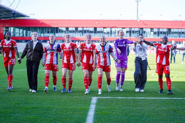 Die Spielerinnen des FC Bayern Edna Imade (29 Bayern) , Alara Sehitler (14 Bayern) , Franziska Kett (20 Bayern) , 3 , Vanessa Gilles (2 Bayern) , Glodis Viggosdottir (4 FC Bayern) , Ena Mahmutovic (32 Bayern) , Jovana Damnjanovic (9 Bayern) ,Bernadette Amani (15 Bayern) ,feiern mit den Fans nachdem DFB Pokalhalbfinale FC Bayern München -SGS Essen am 06.04.2026 in München. München FC Bayern Campus Bayern Deutschland