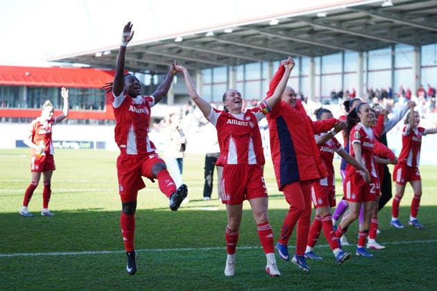 Die Spielerinnen des FC Bayern Bernadette Amani (15 Bayern) , Magdalena Eriksson (5 FC Bayern) , Pernille Harder (21 Bayern) feiern mit den Fans nachdem DFB Pokalhalbfinale FC Bayern München -SGS Essen am 06.04.2026 in München. München FC Bayern Campus Bayern Deutschland