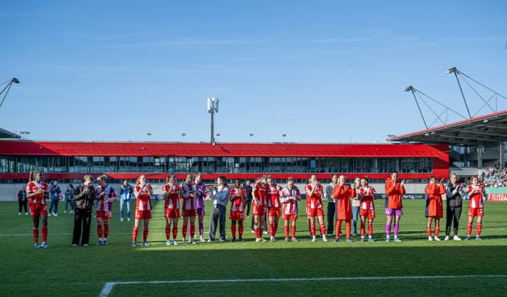 Die Muenchnerinnen feiern vor den Fans den Sieg und den damit verbundenen Finaleinzug GER, FC Bayern Muenchen Frauen vs. SGS Essen, Fussball, DFB-Pokal, Halbfinale, Saison 2025 2026, 06.04.2026. (DFL DFB REGULATIONS PROHIBIT ANY USE OF PHOTOGRAPHS as IMAGE SEQUENCES and or QUASI-VIDEO). GER, FC Bayern Muenchen Frauen vs. SGS Essen, Fussball, DFB-Pokal, Halbfinale, Saison 2025 2026, 06.04.2026. Muenchen Copyright: xEibner-Pressefoto HeikexFeinerx EP_HFR