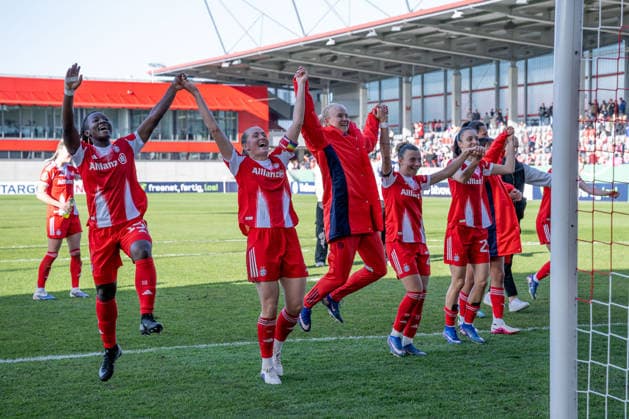 Die Muenchnerinnen feiern vor den Fans den Sieg und den damit verbundenen Finaleinzug GER, FC Bayern Muenchen Frauen vs. SGS Essen, Fussball, DFB-Pokal, Halbfinale, Saison 2025 2026, 06.04.2026. (DFL DFB REGULATIONS PROHIBIT ANY USE OF PHOTOGRAPHS as IMAGE SEQUENCES and or QUASI-VIDEO). GER, FC Bayern Muenchen Frauen vs. SGS Essen, Fussball, DFB-Pokal, Halbfinale, Saison 2025 2026, 06.04.2026. Muenchen Copyright: xEibner-Pressefoto HeikexFeinerx EP_HFR