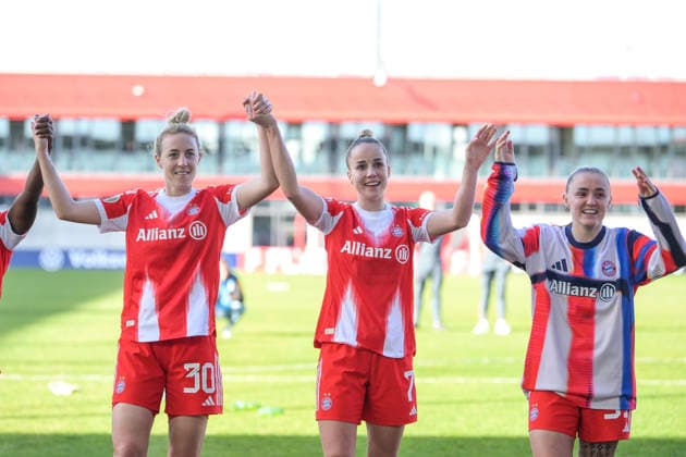Fußball, DFB Pokal der Frauen, 20260406, FC Bayern München - SGS Essen. Im Bild Schlussjubel v.l. Carolin SIMON (Bayern, 30), Giulia GWINN (Bayern, 7), Georgia STANWAY (Bayern, 31). München FC Bayern Campus Bayern Deutschland Copyright: Passion2Press MarkusxFischerx