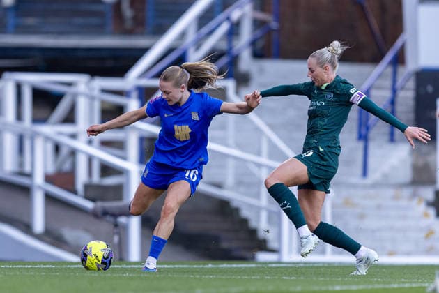 Birmingham City Women v Manchester City Women, Women s FA Cup Birmingham City Women forward Lily Crosthwaite (16) crosses the ball ball from Manchester City Women defender Alex Greenwood (5) during the Women s FA Cup match between Birmingham City Women and Manchester City Women at the St Andrew s @ Knighthead Park, Birmingham, UK on 6 April 2026. Birmingham St Andrew s @ Knighthead Park West Midlands UK Editorial use only , Copyright: xManjitxNarotrax PSI-24018-0014