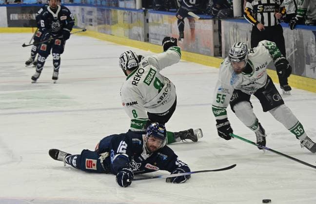 06.04.2026 xkhx Kassel, Probonio Arena Eishockey DEL 2 Playoff Saison 2025 2026 Halbfinale 3 Kassel Huskies gegen Bietigheim Steelers Jack Dugan (Bietigheim) gegen Maciej Rutkowski (12, Kassel Huskies) *** 06 04 2026 xkhx Kassel, Probonio Arena Ice Hockey DEL 2 Playoff Season 2025 2026 Semifinal 3 Kassel Huskies vs Bietigheim Steelers Jack Dugan Bietigheim vs Maciej Rutkowski 12, Kassel Huskies
