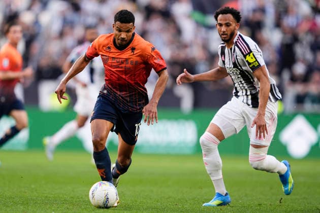 GenoaÕs Junior Messias with Juventus Lloyd Kelly during the Serie A soccer match between Juventus Fc and Genoa the Juventus Stadium in Turin, north west Italy - April 6, 2026. - Soccer  Copyright: xFabioxFerrari LaPressex