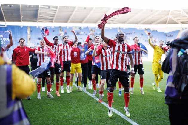 Lincoln City players celebrate their promotion to the Sky Bet Championship Reading v Lincoln City, Sky Bet League One, Football, Select Car Leasing Stadium, Reading, UK - 06 Apr 2026Reading Select Car Leasing Stadium United Kingdom EDITORIAL USE ONLY No use with unauthorised audio, video, data, fixture lists, club league logos or live services. Online in-match use limited to 120 images, no video emulation. No use in betting, games or single club league player publications. Copyright: xSimonxDael Shutterstockx 16811828bz