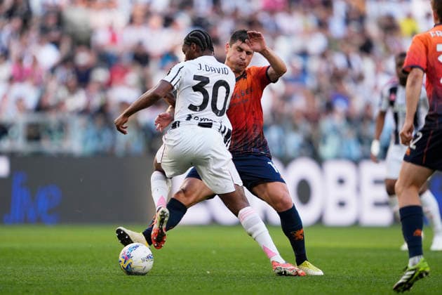 JuventusÕ Jonathan David fights for the ball with GenoaÕs Ruslan Malinovskyi during the Serie A soccer match between Juventus Fc and Genoa the Juventus Stadium in Turin, north west Italy - April 6, 2026. - Soccer  Copyright: xFabioxFerrari LaPressex