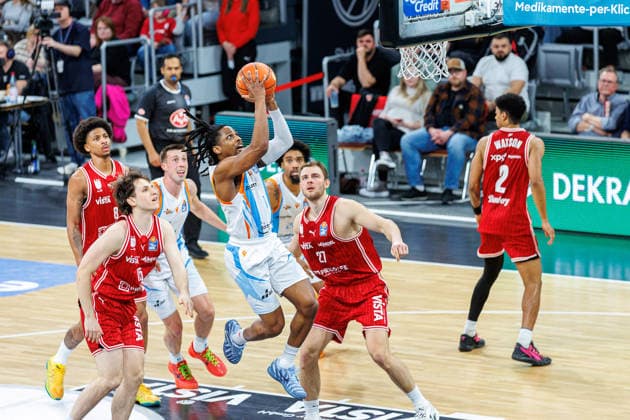 Adrian Petkovic (BMA365 Bamberg Baskets, 15), Joe Wieskamp (Science City Jena, 10), Uchenna Iroegbu (Science City Jena, 01), Moritz Krimmer (BMA365 Bamberg Baskets, 27), BMA365 Bamberg Baskets vs. Science City Jena, Basketball, easyCredit BBL, 28. Spieltag, 06.04.2026 BMA365 Bamberg Baskets vs. Science City Jena, Basketball, easyCredit BBL, 28. Spieltag, 06.04.2026 Bamberg Copyright: xEibner-Pressefoto G.xSantemizx EP_EER