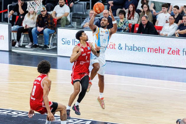 Ibi Watson (BMA365 Bamberg Baskets, 02), Keith Braxton JR (Science City Jena, 13), BMA365 Bamberg Baskets vs. Science City Jena, Basketball, easyCredit BBL, 28. Spieltag, 06.04.2026 BMA365 Bamberg Baskets vs. Science City Jena, Basketball, easyCredit BBL, 28. Spieltag, 06.04.2026 Bamberg Copyright: xEibner-Pressefoto G.xSantemizx EP_EER