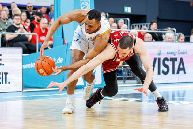 Chris Carter (Science City Jena, 05), Daniel Keppeler (BMA365 Bamberg Baskets, 31), BMA365 Bamberg Baskets vs. Science City Jena, Basketball, easyCredit BBL, 28. Spieltag, 06.04.2026 BMA365 Bamberg Baskets vs. Science City Jena, Basketball, easyCredit BBL, 28. Spieltag, 06.04.2026 Bamberg *** Chris Carter Science City Jena, 05 , Daniel Keppeler BMA365 Bamberg Baskets, 31 , BMA365 Bamberg Baskets vs Science City Jena, Basketball, easyCredit BBL, Matchday 28, 06 04 2026 BMA365 Bamberg Baskets vs Science City Jena, Basketball, easyCredit BBL, Matchday 28, 06 04 2026 Bamberg Copyright: xEibner-Pressefoto G.xSantemizx EP_EER