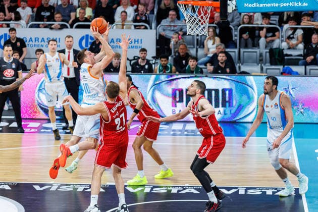 Joe Wieskamp (Science City Jena, 10), Moritz Krimmer (BMA365 Bamberg Baskets, 27), Austin Crowley (BMA365 Bamberg Baskets, 85), Daniel Keppeler (BMA365 Bamberg Baskets, 31), BMA365 Bamberg Baskets vs. Science City Jena, Basketball, easyCredit BBL, 28. Spieltag, 06.04.2026 BMA365 Bamberg Baskets vs. Science City Jena, Basketball, easyCredit BBL, 28. Spieltag, 06.04.2026 Bamberg Copyright: xEibner-Pressefoto G.xSantemizx EP_EER
