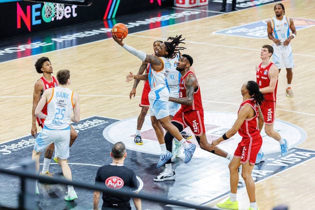 Uchenna Iroegbu (Science City Jena, 01), Cobe Williams (BMA365 Bamberg Baskets, 24), Ejiofor Onu (BMA365 Bamberg Baskets, 35), BMA365 Bamberg Baskets vs. Science City Jena, Basketball, easyCredit BBL, 28. Spieltag, 06.04.2026 BMA365 Bamberg Baskets vs. Science City Jena, Basketball, easyCredit BBL, 28. Spieltag, 06.04.2026 Bamberg Copyright: xEibner-Pressefoto G.xSantemizx EP_EER