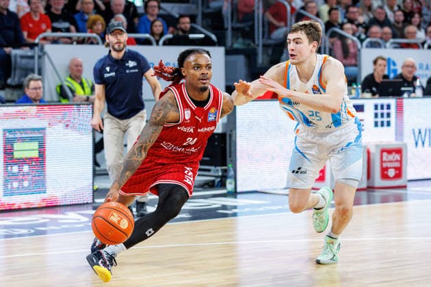 Cobe Williams (BMA365 Bamberg Baskets, 24), Lorenz Bank (Science City Jena, 25), BMA365 Bamberg Baskets vs. Science City Jena, Basketball, easyCredit BBL, 28. Spieltag, 06.04.2026 BMA365 Bamberg Baskets vs. Science City Jena, Basketball, easyCredit BBL, 28. Spieltag, 06.04.2026 Bamberg Copyright: xEibner-Pressefoto G.xSantemizx EP_EER