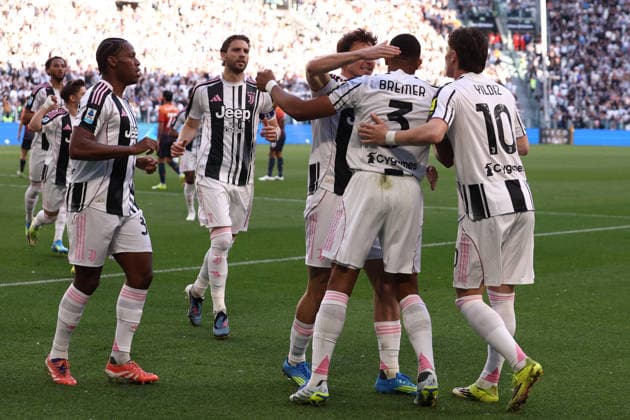 Gleison Bremer (Juventus Fc) celebrates after scoring his team s first goal with team mates, Serie A, Juventus FC v Genoa CFC , Allianz Stadium, April 6, 2026, Turin, Italy.