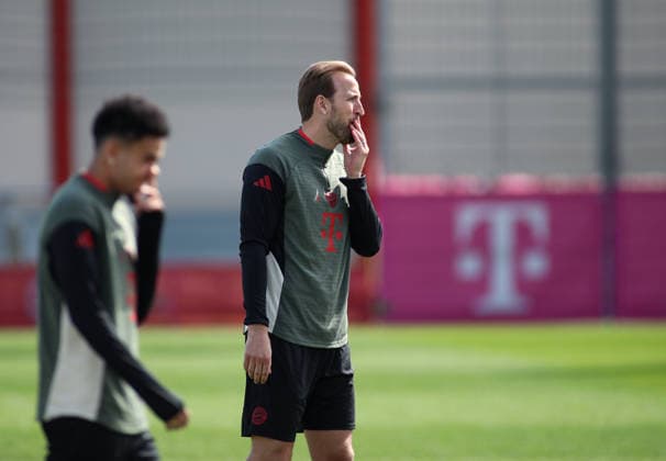 Fussball, Herren, Champions League, Saison 2025 2026, FC Bayern München, Abschlusstraining Harry Kane (FC Bayern München) mit der Hand am Mund, Mimik, Geste, entsetzt, Fragend, nachdenken