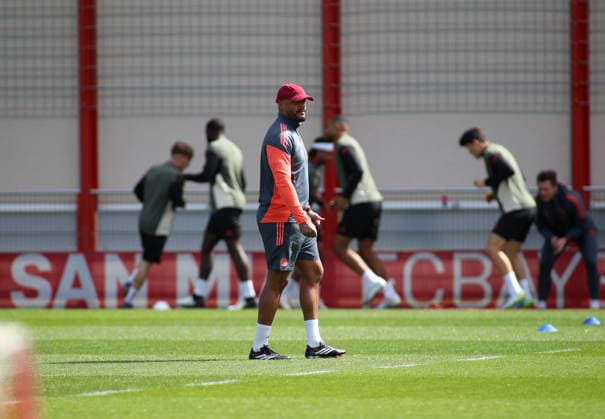 Fussball, Herren, Champions League, Saison 2025 2026, FC Bayern München, Abschlusstraining Vincent Kompany, Trainer (FC Bayern München) geht über den Trainingsplatz