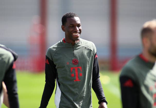 Fussball, Herren, Champions League, Saison 2025 2026, FC Bayern München, Abschlusstraining Nicolas Jackson (FC Bayern München) Kopf, Oberkörper, lächelnd, grinsend