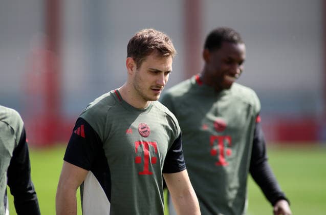 Fussball, Herren, Champions League, Saison 2025 2026, FC Bayern München, Abschlusstraining Josip Stanisic (FC Bayern München) mit Blick nach unten