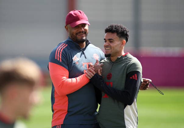 Fussball, Herren, Champions League, Saison 2025 2026, FC Bayern München, Abschlusstraining Vincent Kompany, Trainer (FC Bayern München) (li.) mit Luis Diaz (FC Bayern München) (re.) Begrüssung, umarmen, Freundschaftlich