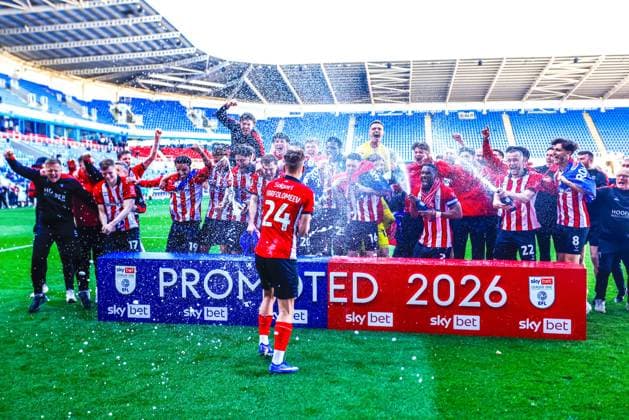 Reading v Lincoln City Sky Bet League 1 Lincoln City celebrate confirming promotion after the Sky Bet League 1 match at the Select Car Leasing Stadium, Reading 06 04 2026 UK Newspapers OUT Copyright: xNeilxHolmesx FIL-23249-0015