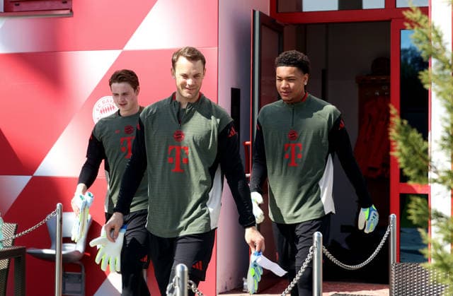 Fussball, Herren, Champions League, Saison 2025 2026, FC Bayern München, Abschlusstraining Jonas Urbig (FC Bayern München) mit Manuel Neuer (FC Bayern München) und Leonard Prescott (FC Bayern München) (v.l.n.r.) auf dem Weg zum Torwartraining
