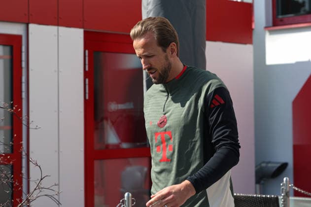 Fussball, Herren, Champions League, Saison 2025 2026, FC Bayern München, Abschlusstraining Harry Kane (FC Bayern München) mit Blick nach unten auf dem Weg zum Trainingsplatz